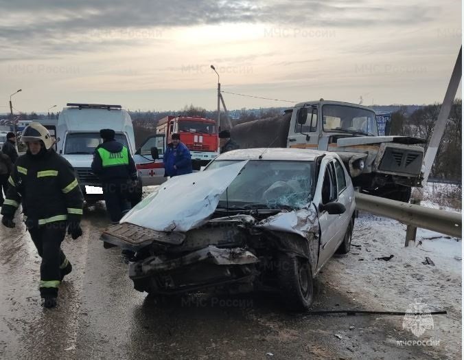 Спасатели МЧС принимали участие в ликвидации ДТП в Козельском районе, 5 км автодороги «Козельск-Кудринская»