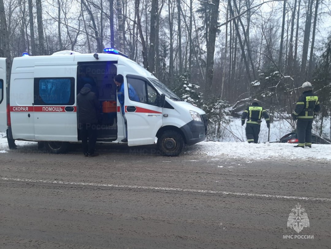 Спасатели МЧС принимали участие в ликвидации ДТП в Козельском районе, 6 км автодороги «Козельск-Сосенский»